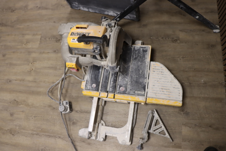 1296103-5 Kakelskärare Dewalt D24000 med ställning/kar