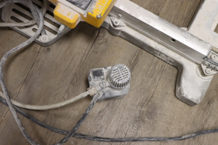 1296103-6 Kakelskärare Dewalt D24000 med ställning/kar