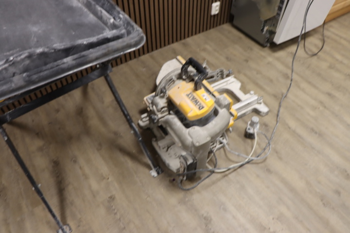 1296103-9 Kakelskärare Dewalt D24000 med ställning/kar