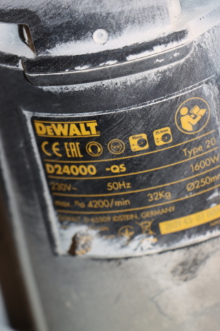 1296103-11 Kakelskärare Dewalt D24000 med ställning/kar