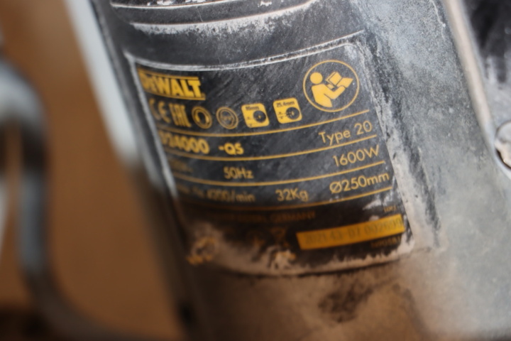 1296103-13 Kakelskärare Dewalt D24000 med ställning/kar