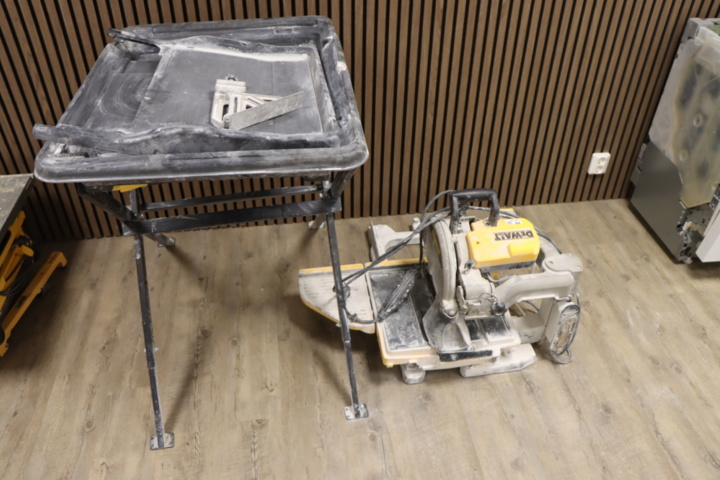 1296103-2 Kakelskärare Dewalt D24000 med ställning/kar