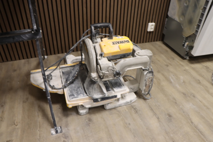1296103-15 Kakelskärare Dewalt D24000 med ställning/kar