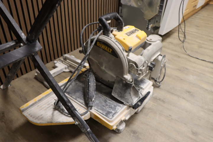 1296103-14 Kakelskärare Dewalt D24000 med ställning/kar