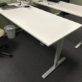 1532219-2 Två elektriska skrivbord Edsbyn med stolar
