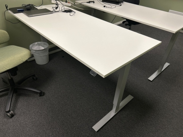 Två elektriska skrivbord Edsbyn med stolar