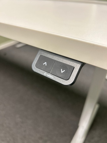 Två elektriska skrivbord Edsbyn med stolar