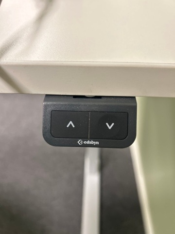 Två elektriska skrivbord Edsbyn med stolar