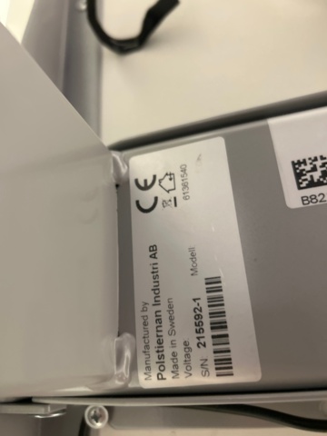 Två elektriska skrivbord Edsbyn med stolar