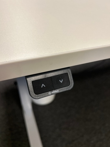 1532218-3 Två elektriska skrivbord Edsbyn