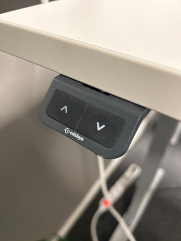 1532218-8 Två elektriska skrivbord Edsbyn