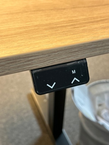 1532216-3 Elektriskt skrivbord i vinkel, kontorsskåp och stol