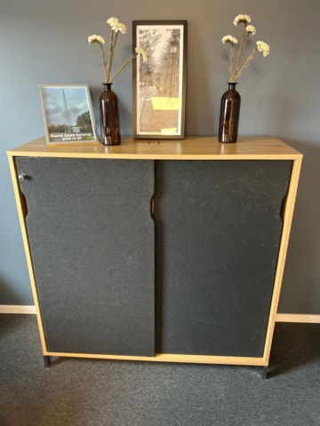1532216-7 Elektriskt skrivbord i vinkel, kontorsskåp och stol
