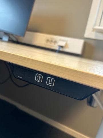 1532214-4 Elektriskt hörnskrivbord med stol och skåp
