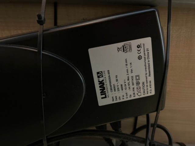 1532214-5 Elektriskt hörnskrivbord med stol och skåp