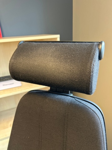 1532214-7 Elektriskt hörnskrivbord med stol och skåp