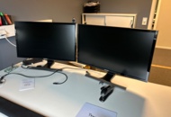 1532213 Två datorskärmar med dockstation