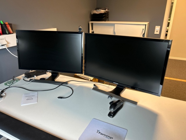 1532213-1 Två datorskärmar med dockstation