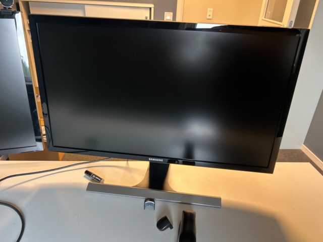 1532213-2 Två datorskärmar med dockstation