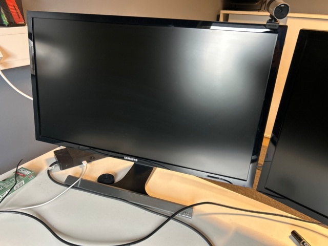1532213-3 Två datorskärmar med dockstation