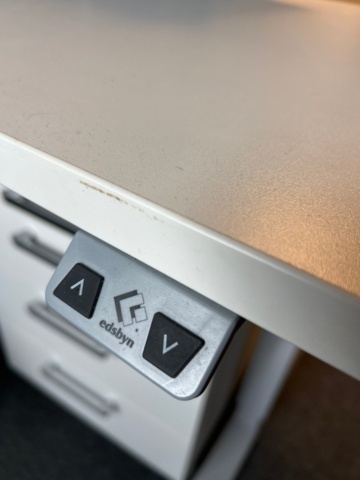 1532212-2 Elektriskt skrivbord Edsbyn med stol och skåp