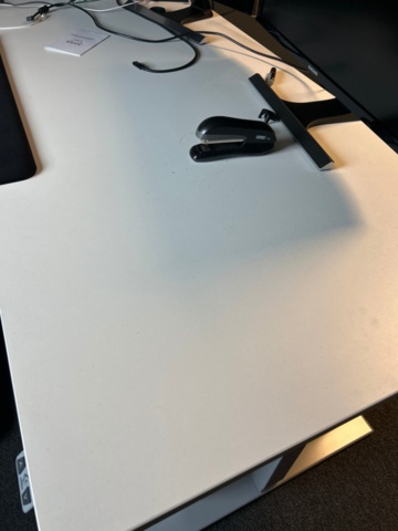 1532212-3 Elektriskt skrivbord Edsbyn med stol och skåp