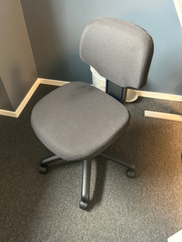 1532212-5 Elektriskt skrivbord Edsbyn med stol och skåp