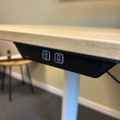 1532210-5 Elektriskt skrivbord, arbetsstol, skåp, m.m.