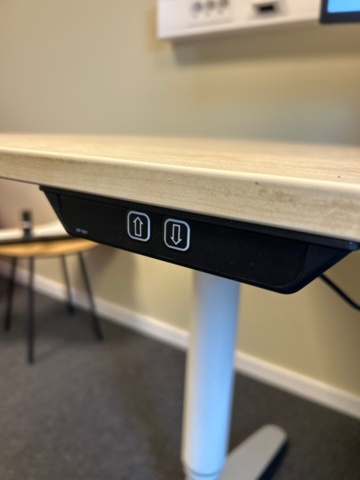 1532210-5 Elektriskt skrivbord, arbetsstol, skåp, m.m.