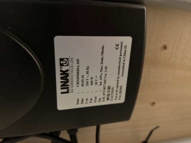 1532210-6 Elektriskt skrivbord, arbetsstol, skåp, m.m.