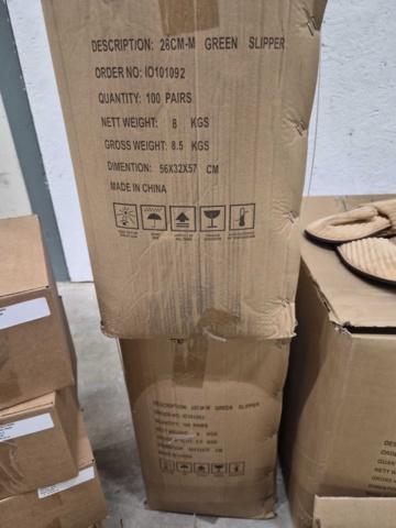 1559413-4 Tofflor, ca 800 par samt hygienprodukter och handdukar - blandade storlekar och färger