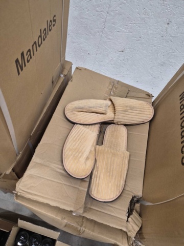 1559413-5 Tofflor, ca 800 par samt hygienprodukter och handdukar - blandade storlekar och färger