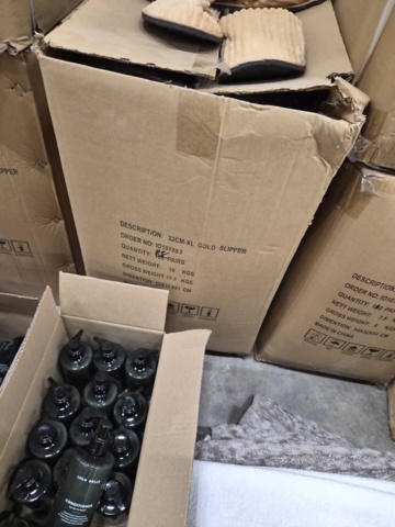 1559413-6 Tofflor, ca 800 par samt hygienprodukter och handdukar - blandade storlekar och färger