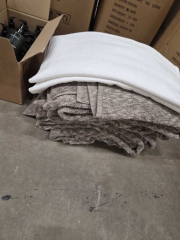 1559413-8 Tofflor, ca 800 par samt hygienprodukter och handdukar - blandade storlekar och färger