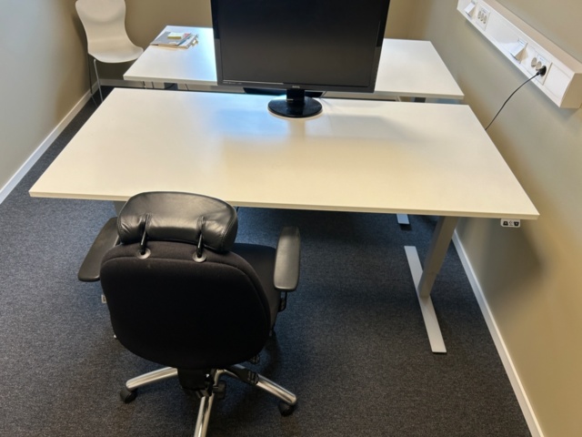1532209-2 Två elektriska skrivbord Edsbyn med stolar