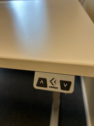 1532209-3 Två elektriska skrivbord Edsbyn med stolar