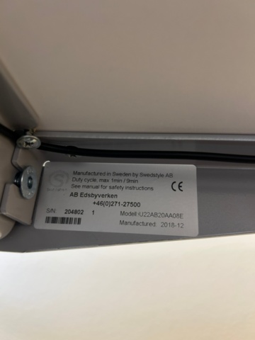 1532209-4 Två elektriska skrivbord Edsbyn med stolar