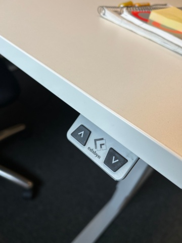 1532209-6 Två elektriska skrivbord Edsbyn med stolar