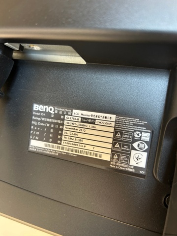 1532209-9 Två elektriska skrivbord Edsbyn med stolar