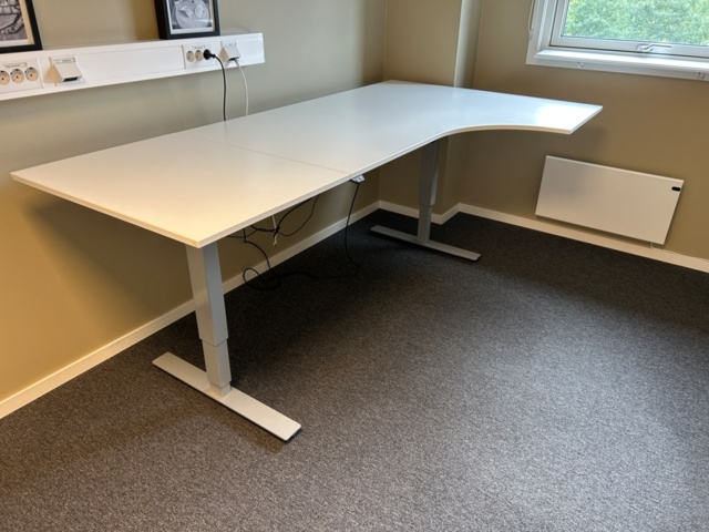 Elektriskt skrivbord och kontorsskåp