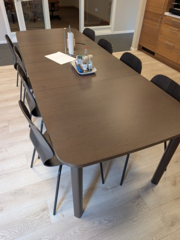 1532195-3 Matbord med 16 st stolar