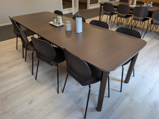 1532195-4 Matbord med 16 st stolar