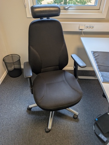 1532191-8 Arbetsplats med elskrivbord, arbetsstol och skåp