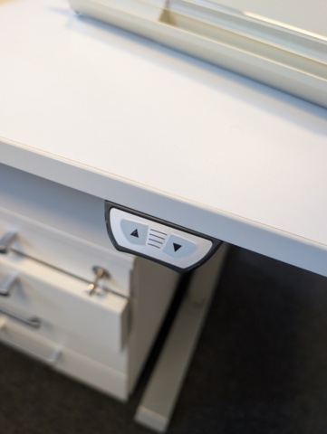 1532190-3 Arbetsplats med elskrivbord, arbetsstol och skåp