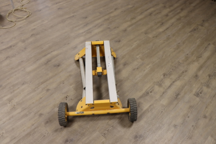1296104-6 Stativ med hjul Dewalt DE7400