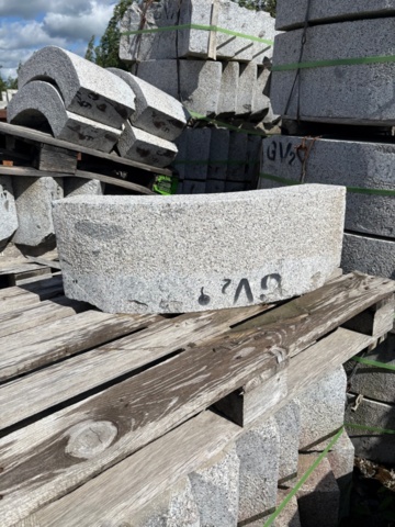1559038-1 12 st Granitkantsten GV2 Radie 0.75m 300x120mm