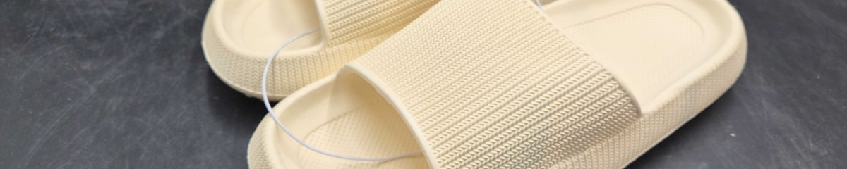 Image representing the auction - Lots of slippers and towels