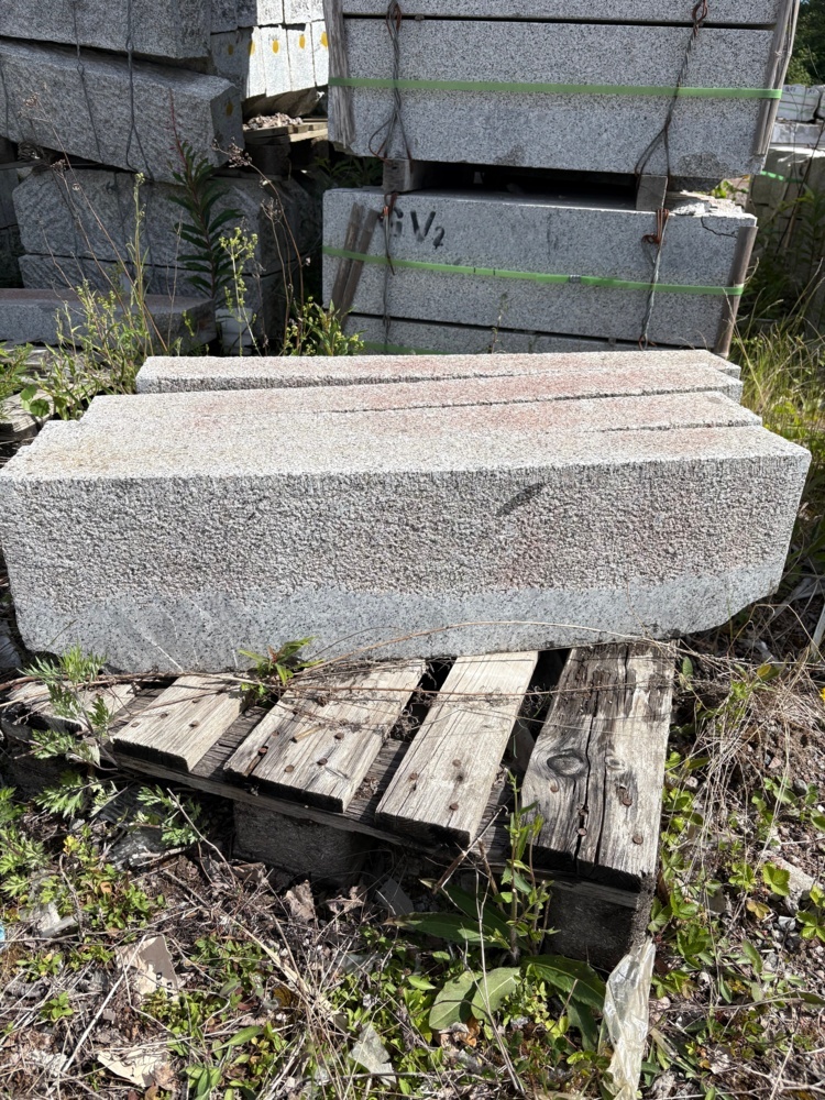 1559065-1 12 st Granitkantsten RV2 Radie 12.0m 300x120mm
