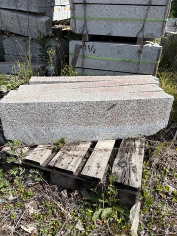 1559066-1 12 st Granitkantsten RV2 Radie 12.0m 300x120mm