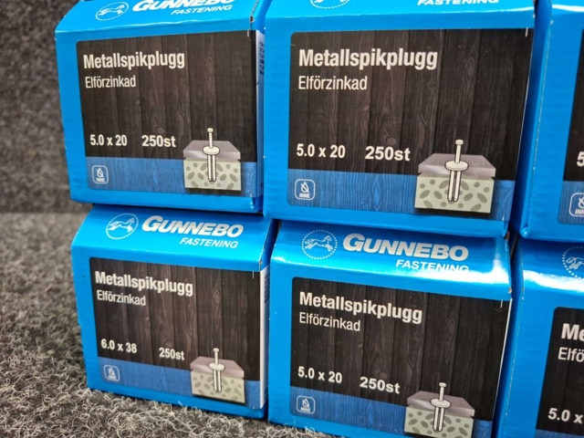 1559830-3 8 st Förpackningar Metallspikplugg, Gunnebo